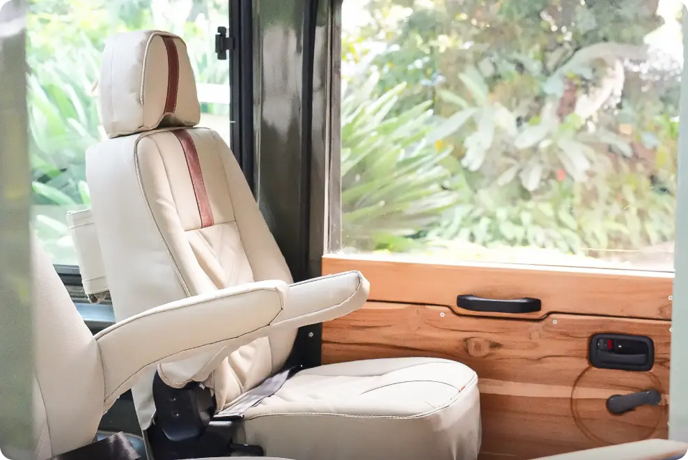 Просторе відкидне сидіння в сафарі-автомобілі Altezza Travel Просторе відкидне сидіння в сафарі-автомобілі Altezza Travel