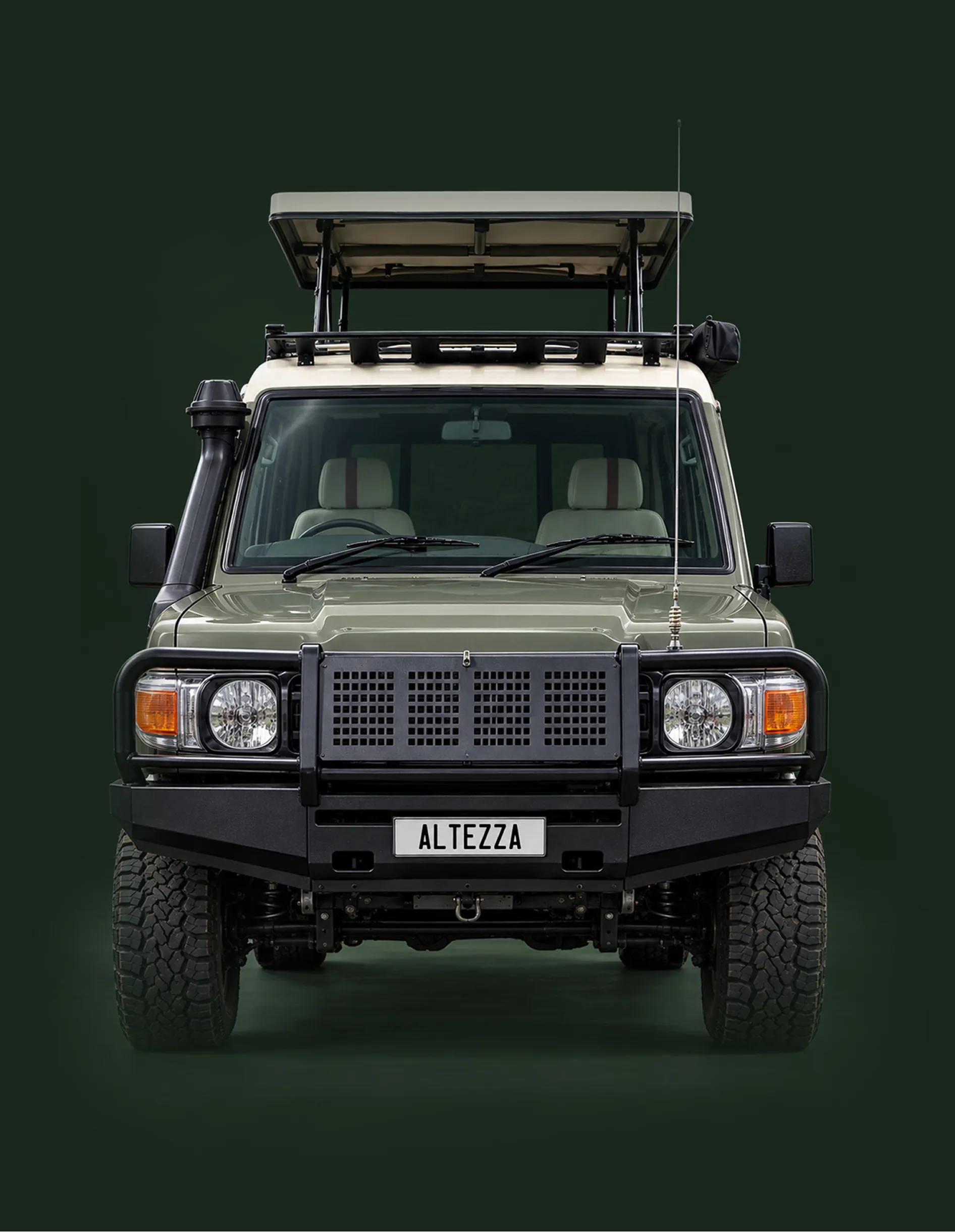 Вигляд спереду на сафарі Land Cruiser Altezza з піднятим дахом