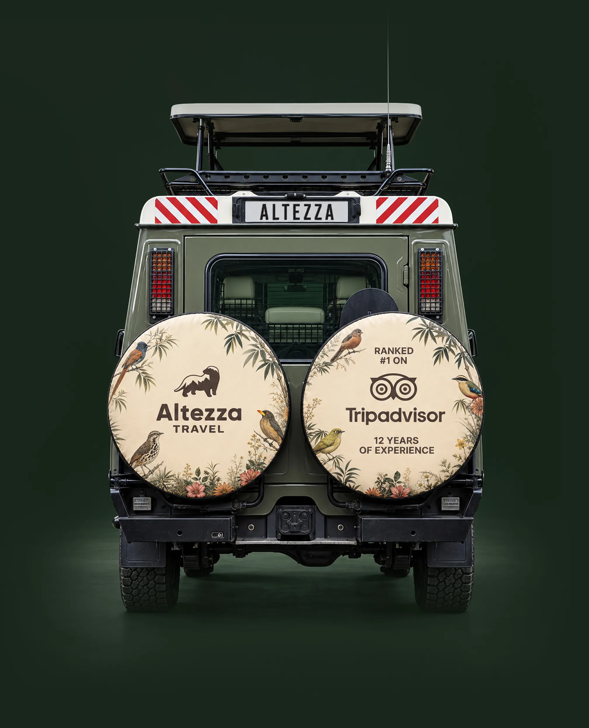 Задній вигляд сафарі Land Cruiser Altezza з піднятим панорамним дахом
